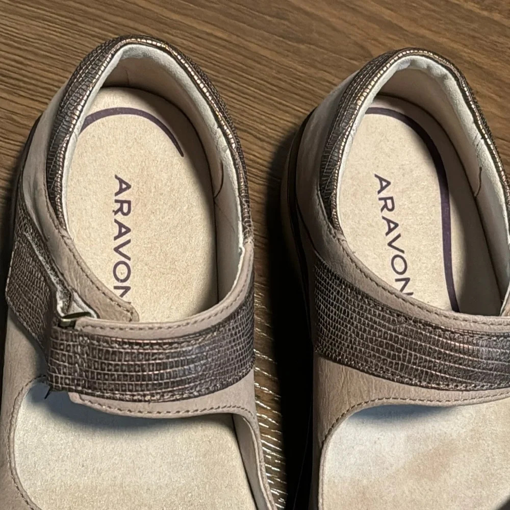 Aravon by Rockport Duxbury Two Strap Taupe Leather  Sandal  *CH4079. Size 7 - Picture 5 of 7